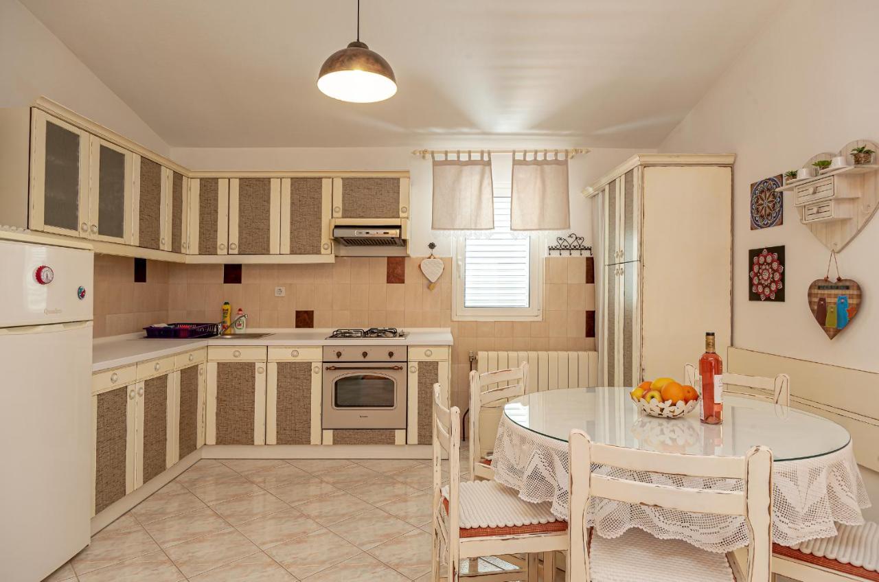 Apartments Villa Lilla Baška Voda Екстериор снимка