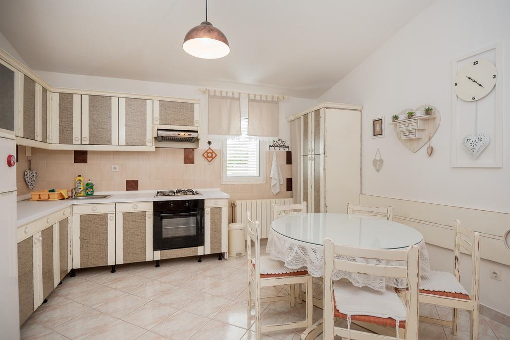 Apartments Villa Lilla Baška Voda Екстериор снимка